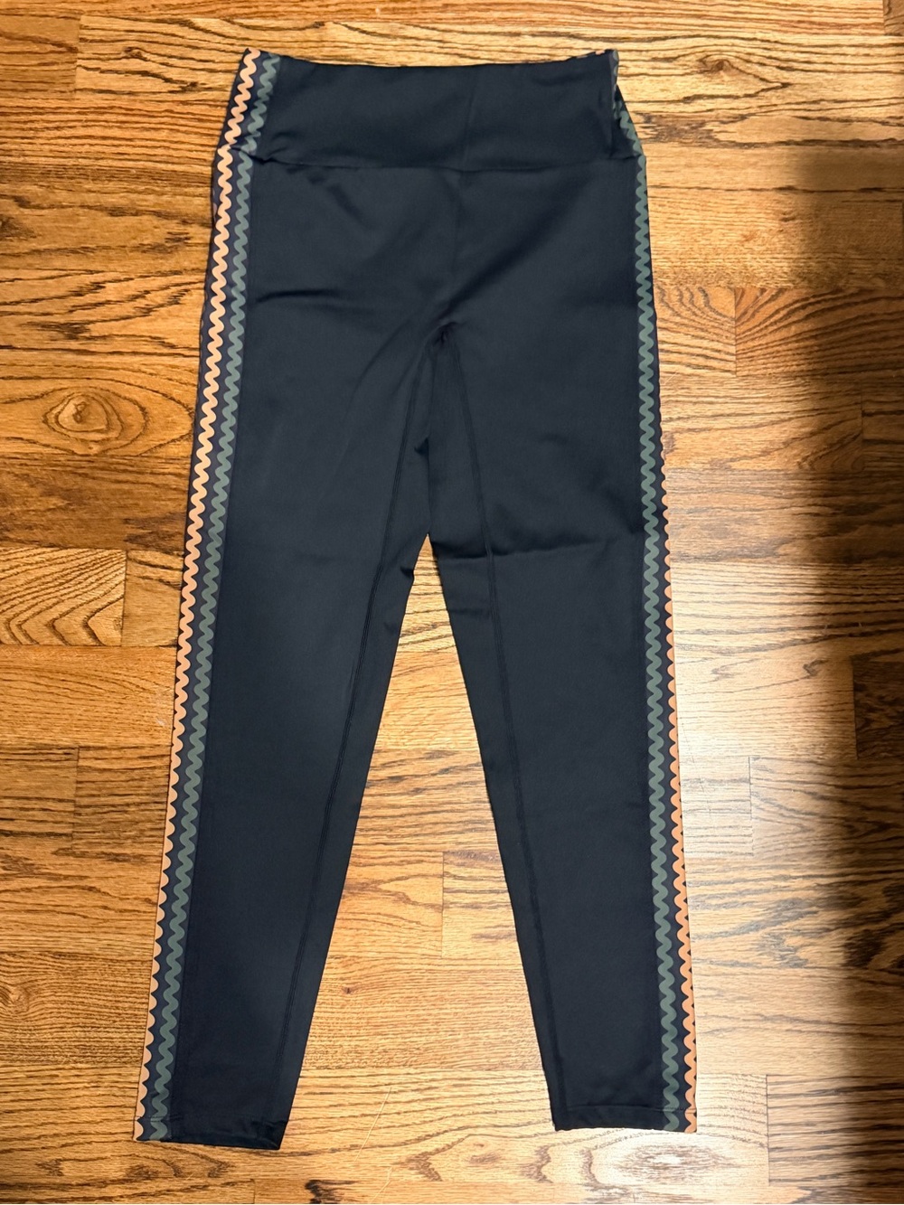 High-Waist Black Leggings with Decorative Side Chevron Stripes